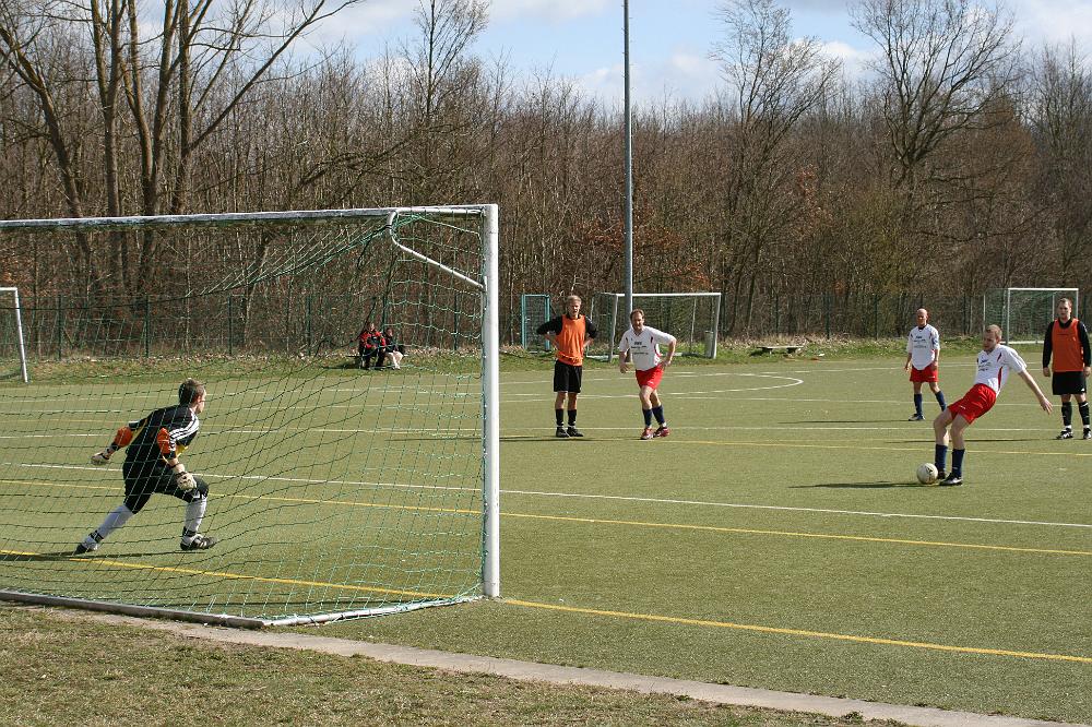 Eutin 08 - SSV 2. Herren 015.jpg - Was macht man im Strafraum nicht? Genau, den Gegner foulen. Elfer für Eutin.